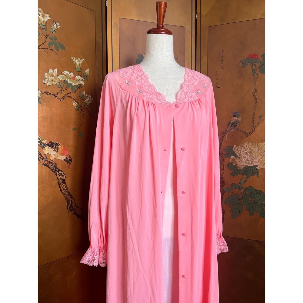 Vintage robe in pink with lace and embroideries, size XL